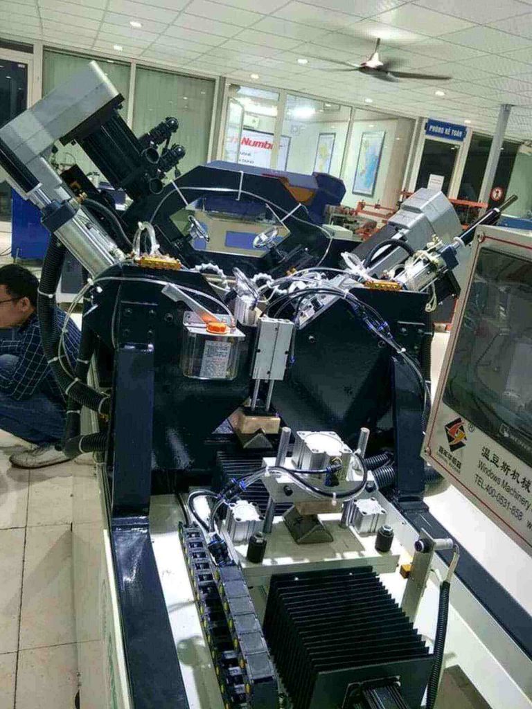 Máy sản xuất ke vĩnh cửu tại khu trưng bày
