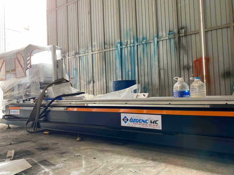 Máy cắt nhôm 2 đầu chuẩn bị để chuyển cho khách